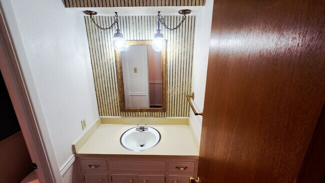 Building Photo - Centrally Located/ Convenient to Major Tho...