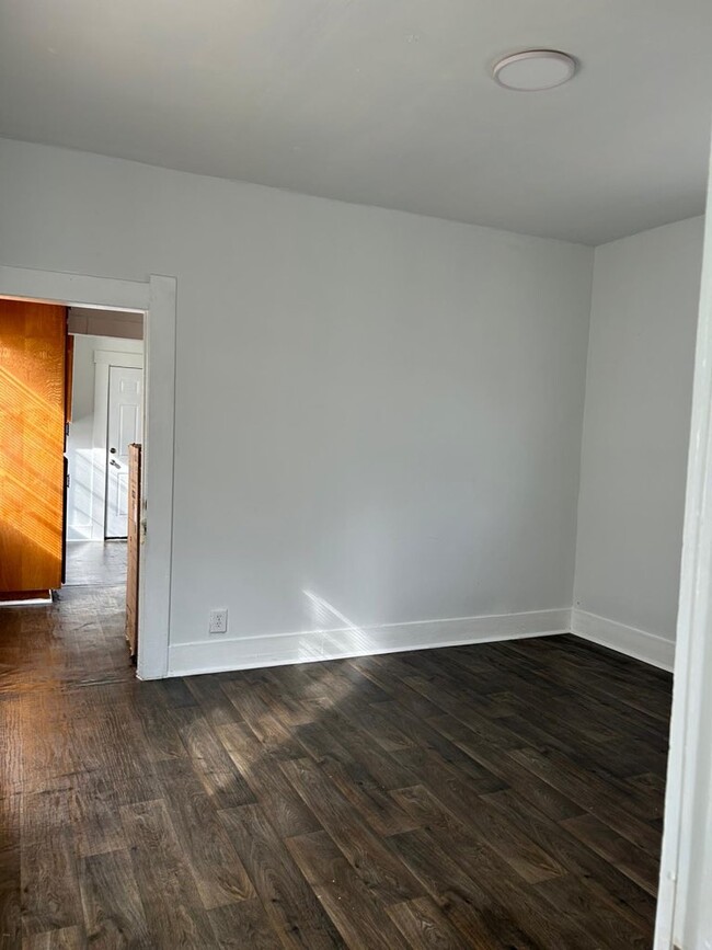 Building Photo - 733 Herget Ave