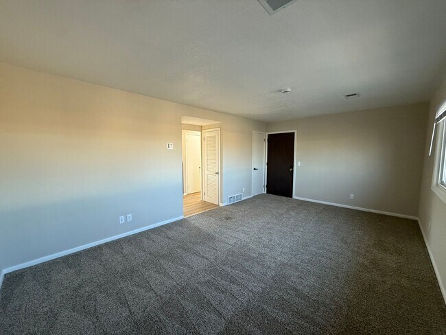 Building Photo - 2606 E Hennepin Ave