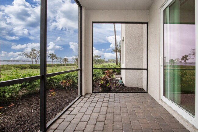 Building Photo - Riverfront Condo - 2 bed - 2 bath for rent
