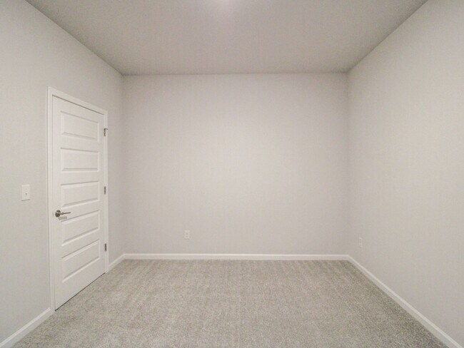 Building Photo - Lovely townhome between Athens and Madison!