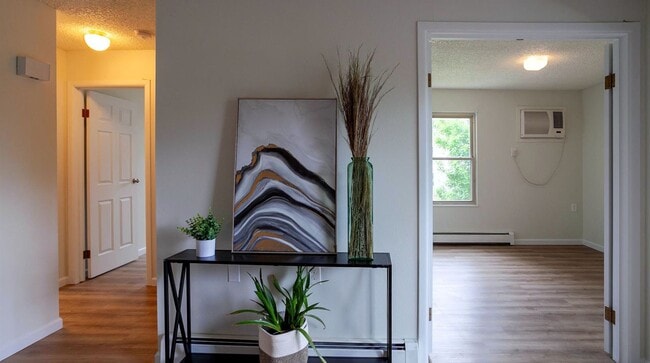 Building Photo - Beautiful Updated 2 Bed 1 Bath Condo by Fo...