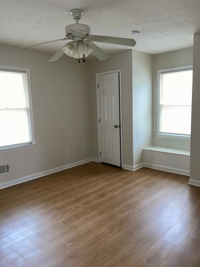 Building Photo - Spacious Updated 3 Bed/2 Bath Situated on a Private Lot!