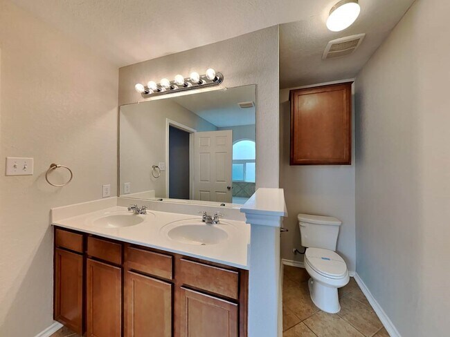 Building Photo - 114 Finch Knoll