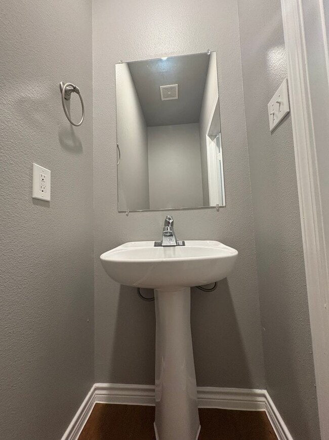 Building Photo - Newly Renovated Town-home