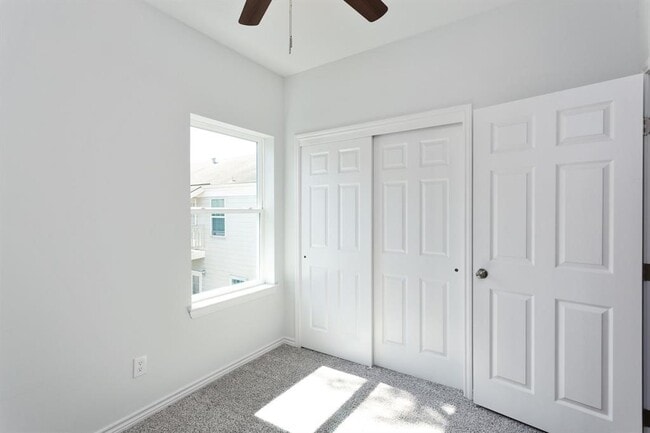 Building Photo - 11623 Waldemar Dr
