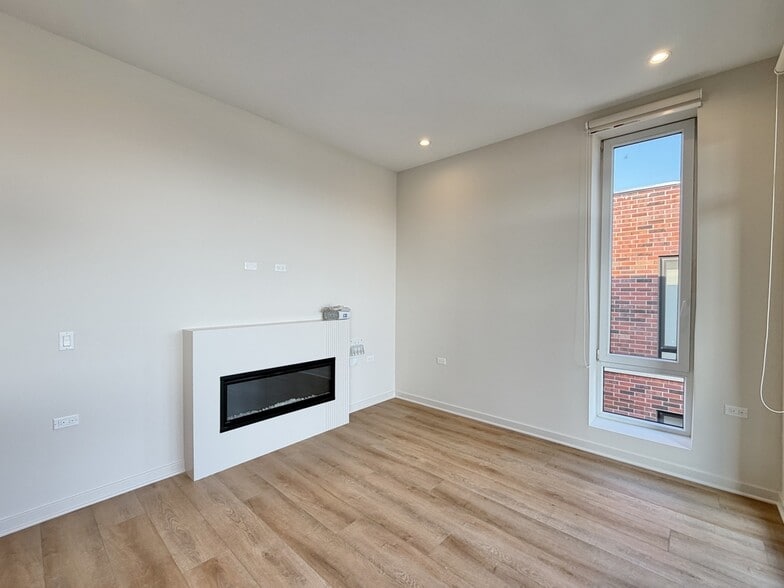 Building Photo - 3207 N Narragansett Ave