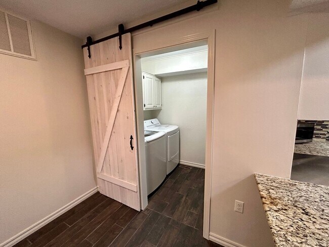 Building Photo - Gorgeous and spacious condo in a quiet and convenient location!