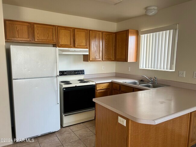Primary Photo - 8000 E Lakeshore Dr
