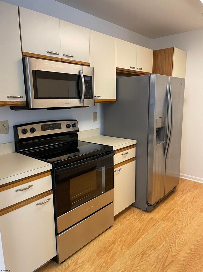 Building Photo - 550 Central Ave