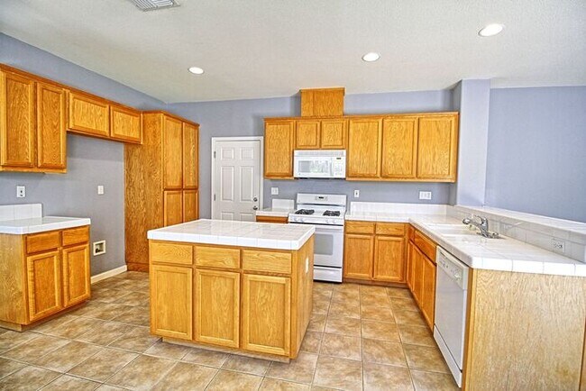 Building Photo - Lovely, Hidden Lake 4 bedroom, 2.5 bathroo...