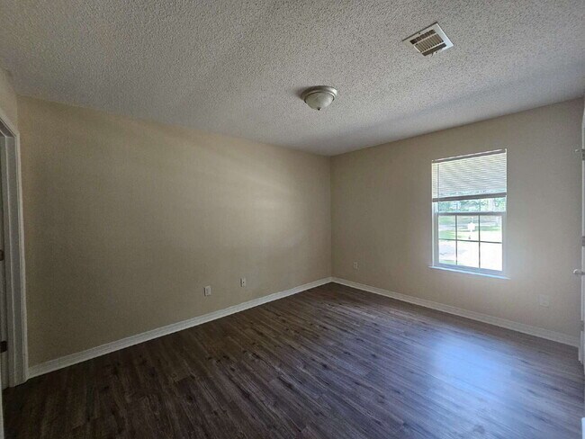 Building Photo - "Charming 3-Bed, 2-Bath Retreat Awaits!"  MOVE IN SPECIAL -- $250 off First Months Rent.