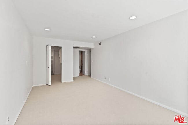 Building Photo - 1340 S Beverly Glen Blvd