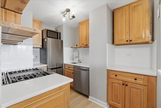 Building Photo - Sophisticated High-Rise Living in Prime Arlington Location