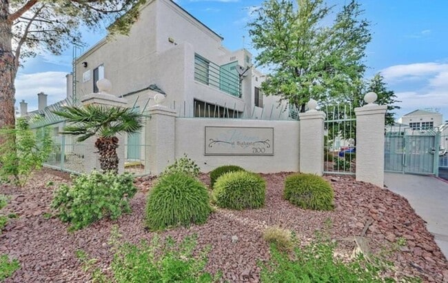 Building Photo - 7100 W Pirates Cove Rd