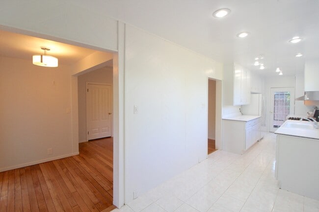 Building Photo - Dolores Heights: Sun-filled 1 Bedroom Home...