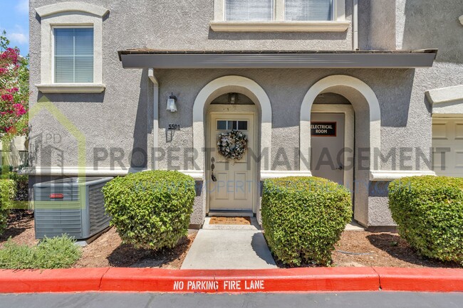 Building Photo - Spacious 2 (or 3!) Bed Condo in Gated Comm...