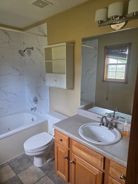 MBR Bathroom Tub/Shower - 4798 W Kingsbury St