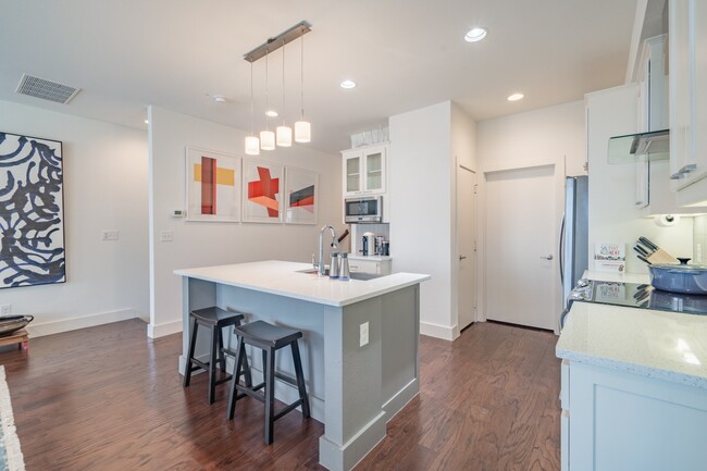 Building Photo - 2 Bed Option in East Dallas Townhome off Greenville Lakewood Neighborhood