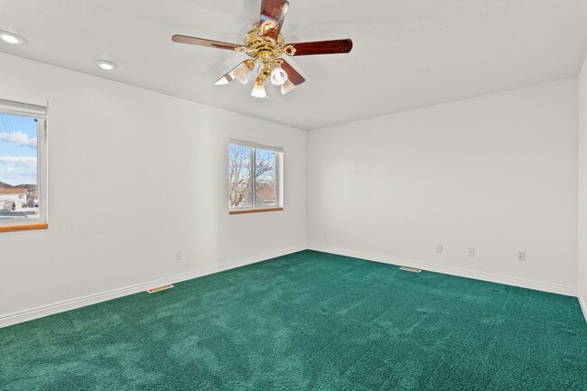 Building Photo - Spacious 4 Bedroom Home in Quiet Orem Neighborhood