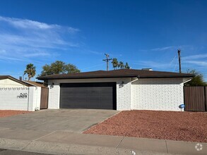 Building Photo - Scottsdale, 3 bed, 2 bath, 2 car garage, 1...