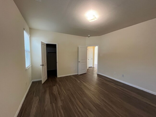 Building Photo - Move-in ready Charming 4-Bed, 2.5-Bath Hom...