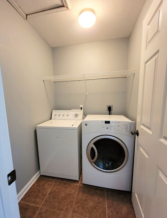 Building Photo - 3 bedroom townhome for rent right away for $1750