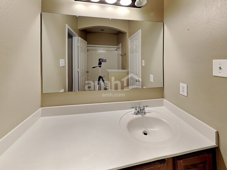Building Photo - 721 Hickory Ln
