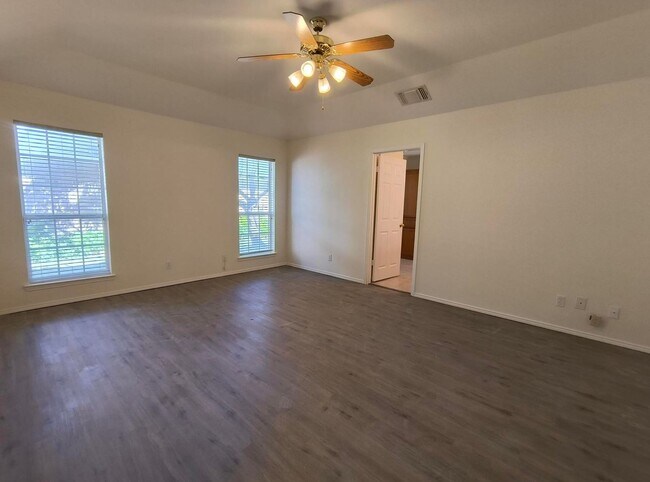 Building Photo - Beautiful and Spacious 3 bedroom, 2 bath h...