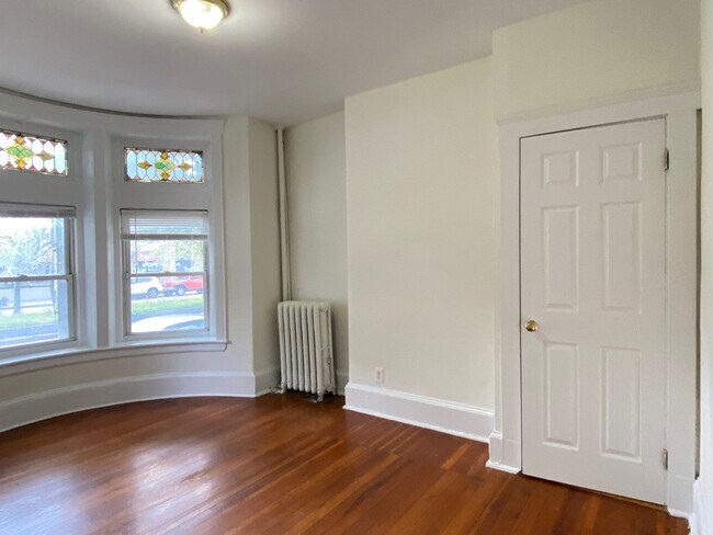 Building Photo - Nice, large 1 bed in a prime location in Allston.