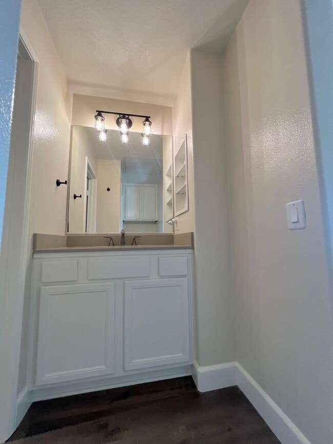 Building Photo - Spacious 1 Bedroom 1 1/2 Bathroom Townhome...