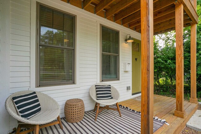 Building Photo - 559 Veritas St