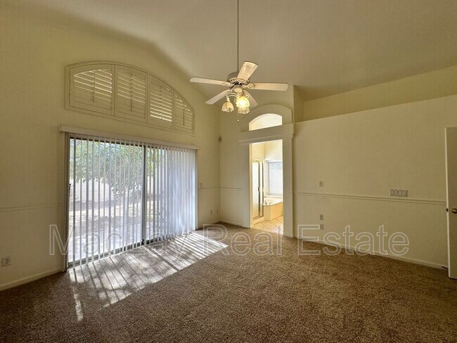 Building Photo - 1667 S Sycamore Pl