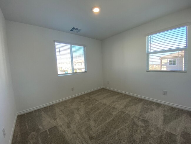 Building Photo - Fabulous 4 bedroom  Townhouse