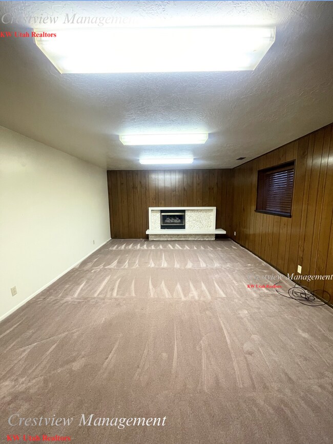 Building Photo - Charming Home with Expansive Yard in Prime Draper Location
