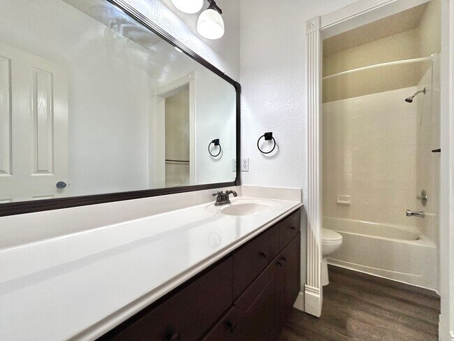 Building Photo - 4 Bed / 2 Bath Spacious One-Level Home with Large Backyard