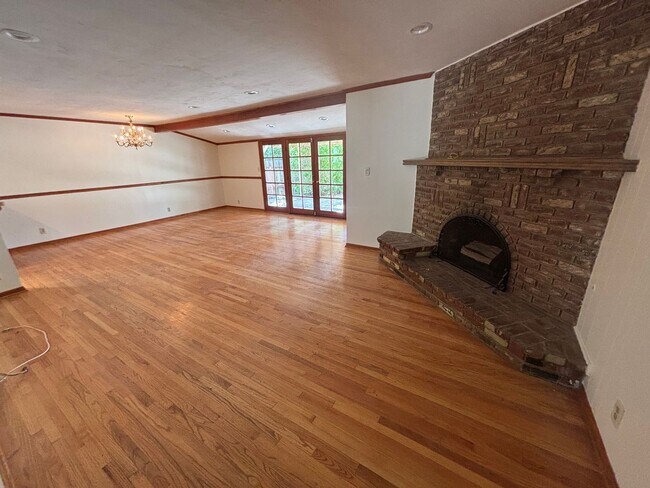 Building Photo - Single-Story 3-Bedroom Home with Covered P...