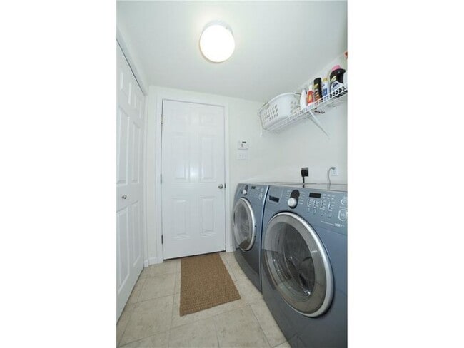 Building Photo - 704 Park Plaza E