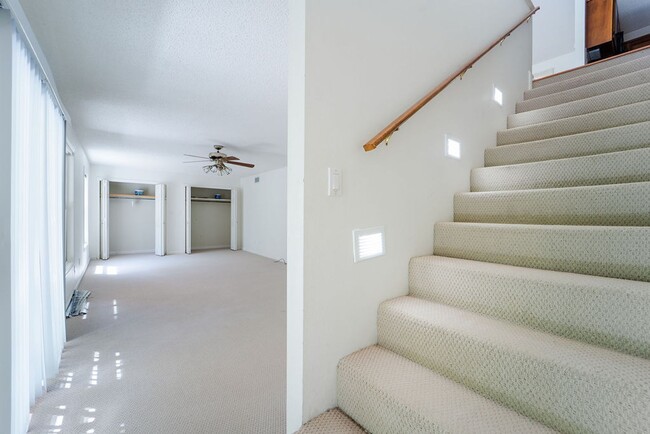Building Photo - 4 bed, 3 bath, home with privet sunroom off master.