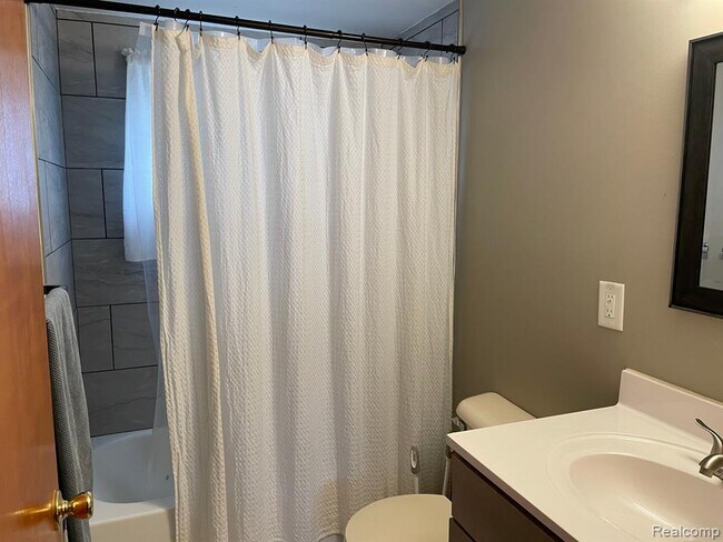 Building Photo - 2434 N Long Lake Rd