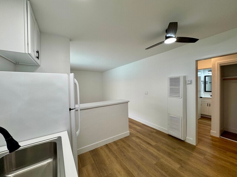 Building Photo - 1230 W 29th St
