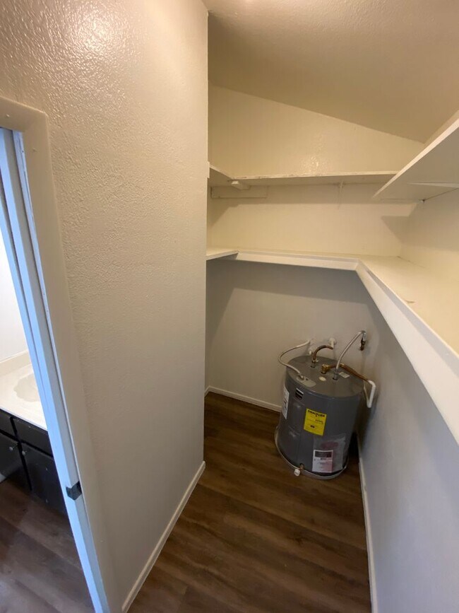 Building Photo - 3 Bedroom 2.5 Townhouse with Brand New Kit...
