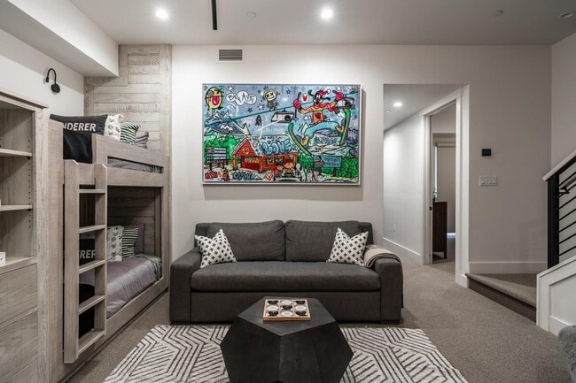 Building Photo - 5 Wildwood Rd W