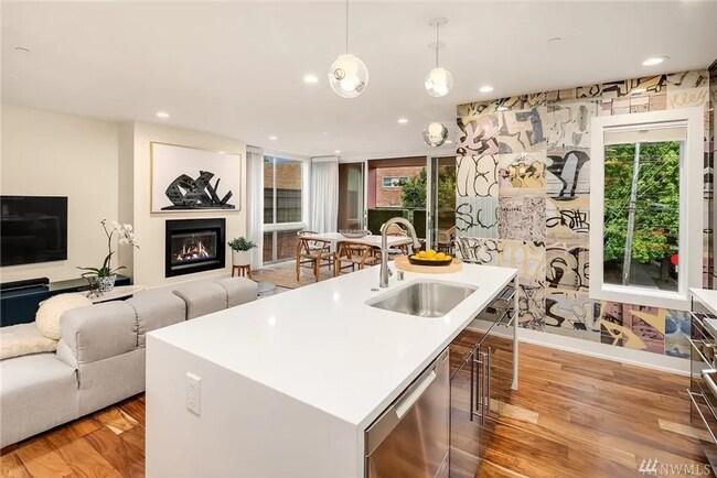 Building Photo - Stunning 2 Bed 3 Bath Home in Queen Anne