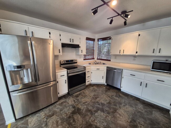 Building Photo - Great 3 Bedroom 2 Bath in Antelope