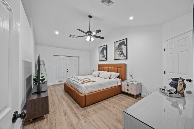 Building Photo - 2400 Seaford Dr