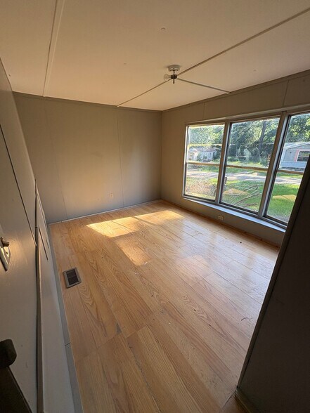 Building Photo - 139 Landing Ln
