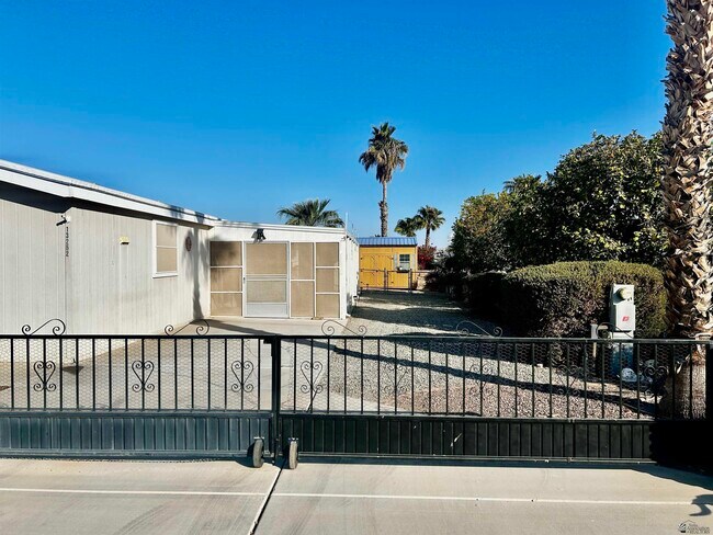 Building Photo - 135252 E 50th St