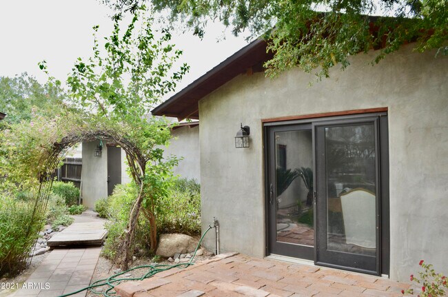 Building Photo - 6112 E Calle Del Media