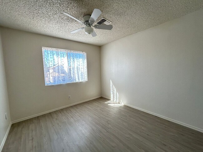 Building Photo - MUST SEE HOME IN AVONDALE WITH POOL!